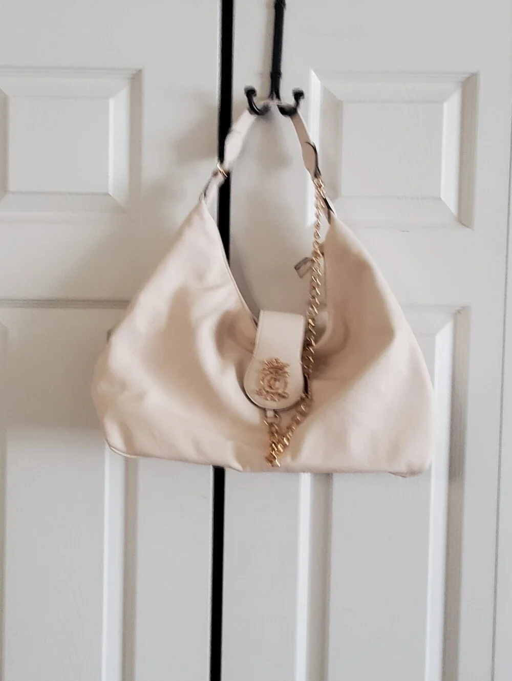 JUICY COUTURE ROYAL CREST HOBO BAG. SOFT WHITE. GOLD TONE CHAIN.